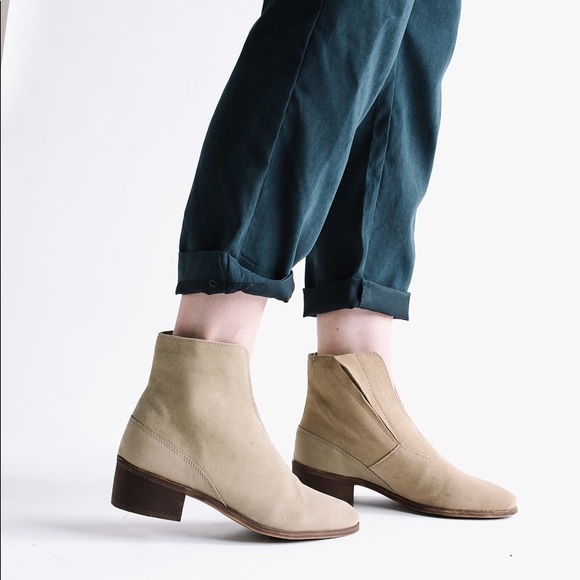 NIB Cream Leather Deep V Hand Finish Ankle Boots - Picture 3 of 6